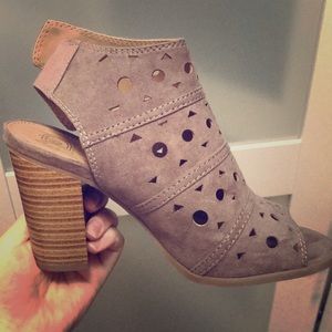 Size 7 Like New Heeled Sandal Booties